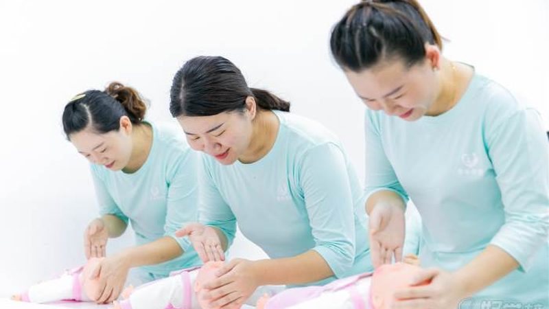 玻璃奶瓶 vs 硅胶奶瓶：新手爸妈必看的选择指南